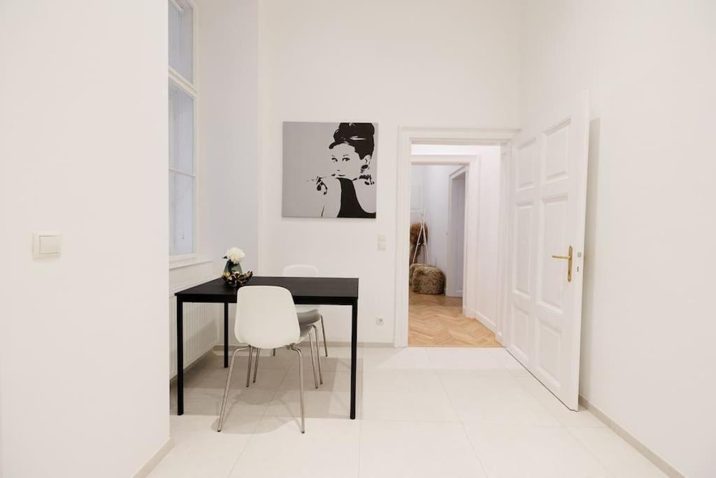 Franz 21 - Typical Viennese Apartment In The Heart Of Vienna Viena Exterior foto